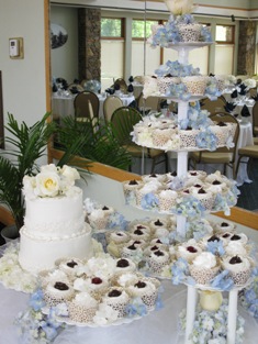 2 Tier Wedding Cake w/Cupcake Tower 008