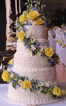 5 Tier White Buttercream with fresh Floral Garland 003